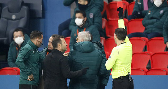 Trận PSG vs Istanbul bị hoãn giữa chừng vì trọng tài phân biệt chủng tộc